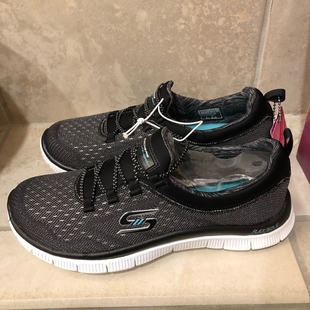New in box Sketchers walking shoe memory foam